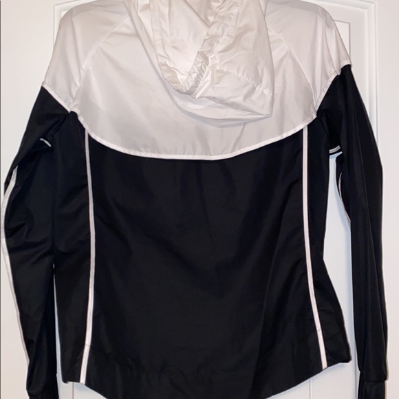 Nike windbreaker, in the size small. - Picture 2 of 2